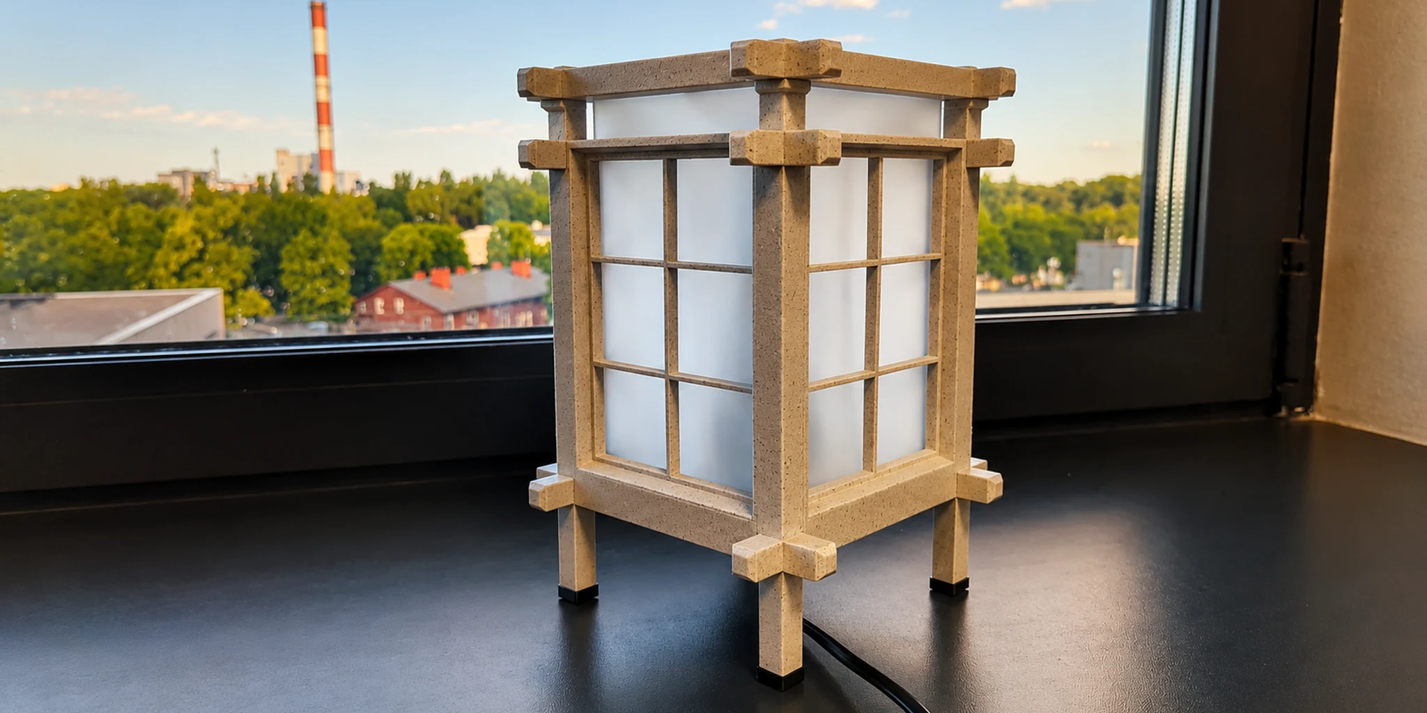 Lampka Premium przy oknie