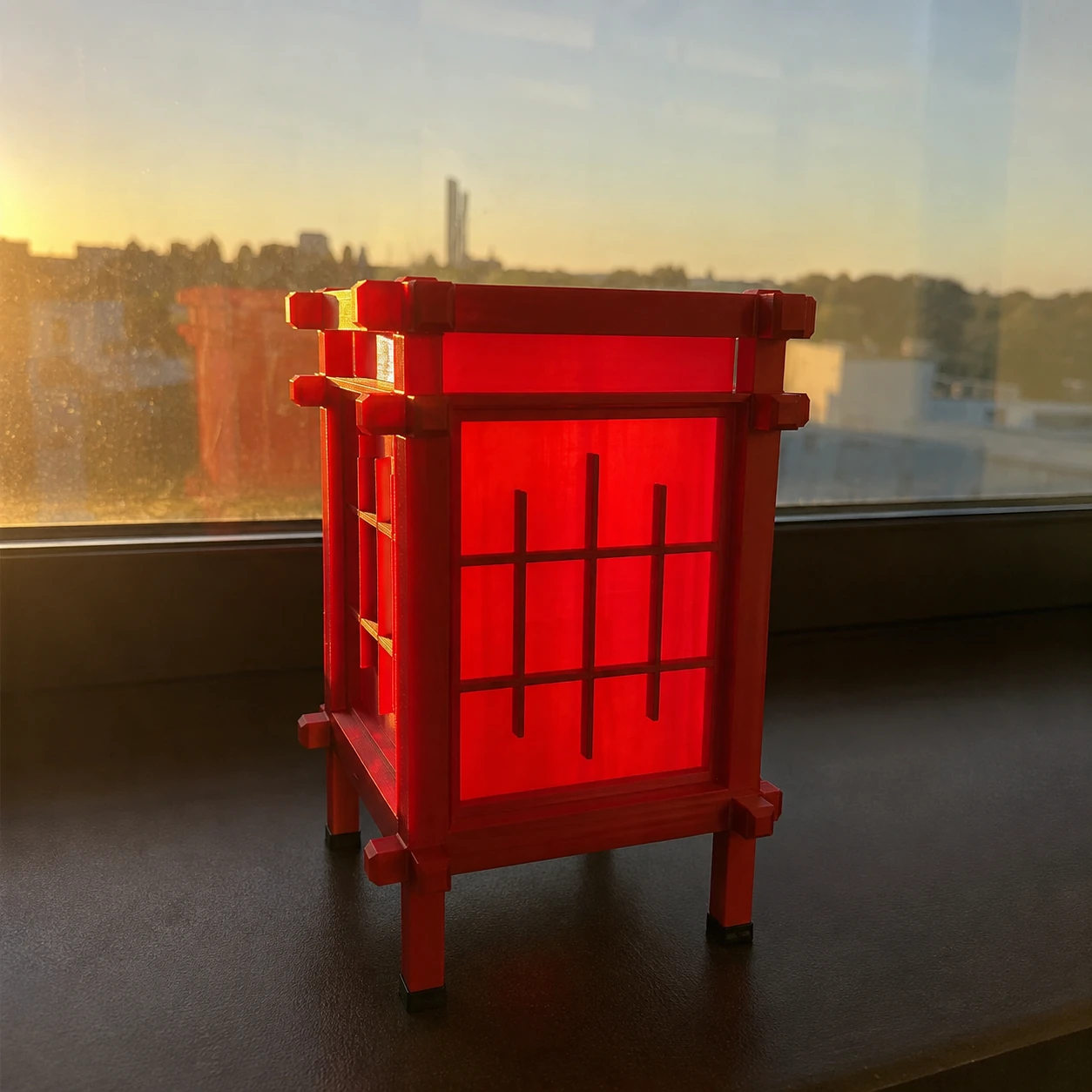 Czerwona lampka LightLab3D przy zachodzie słońca
